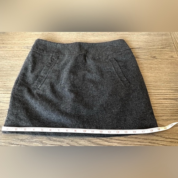 ADORABLE WOOL MINI SKIRT WITH FAUX POCKETS, IN GRAY. SIZE SMALL, FULLY LINED - Picture 9 of 11